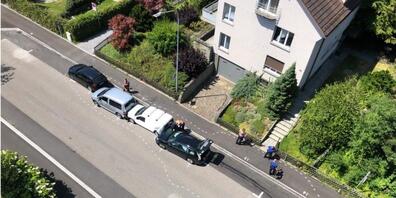 Das Fahrzeug des Unfallverursachers prallte ungebremst in drei parkierte Autos.