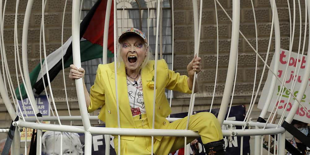 dpatopbilder - Die Modedesignerin Dame Vivienne Westwood hängt in einem drei Meter hohen Vogelkäfig vor dem Strafgerichtshof Old Bailey, um gegen die Auslieferung von Wikileaks-Gründer Assange an die USA zu protestieren. Foto: Matt Dunham/AP/dpa