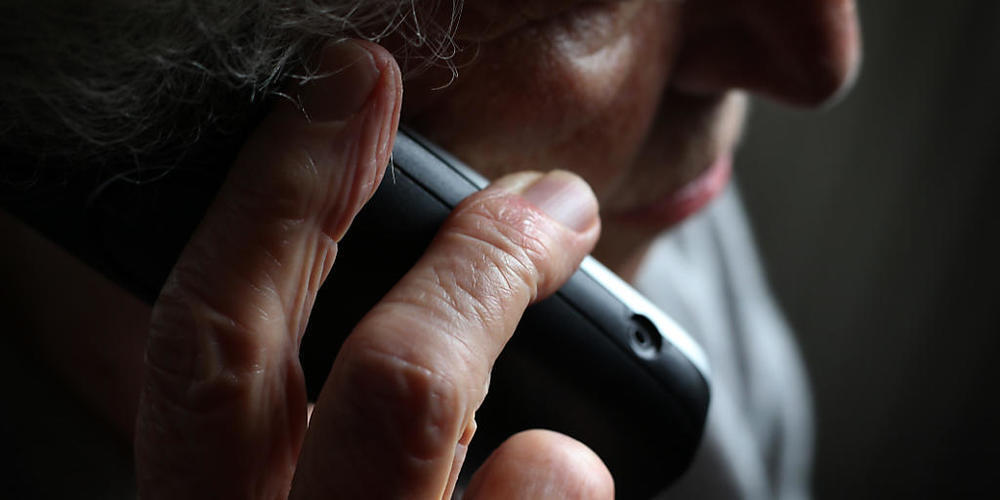 Ein Mitglied einer Betrüger-Bande gab sich als Polizistin aus und bearbeitete eine 80-jährige Frau so lange, bis sie Geld von der Bank abhob. Ein 50-jähriger Deutscher, der das Geld abholte, wurde am Dienstag in St. Gallen wegen Gehilfenschaft zu ...