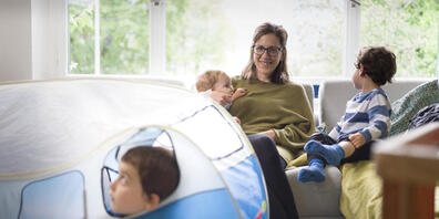 Die Soziologin Noa Stemmer weiss es aus eigener Erfahrung: Der Alltag mit Kindern bringt viele Fragen, auch Unsicherheiten mit sich. Da sich die Fragen in vielen Familien gleichen, hat sie den Podcast "Familienbande" ins Leben gerufen.