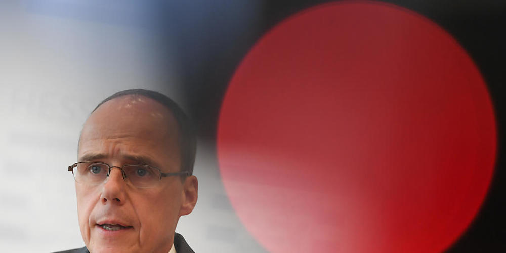 Peter Beuth (CDU), Innenminister des Landes Hessen, gibt ein Statement zum Rücktritt des Landespolizeipräsidenten ab. Wegen der Affäre um Drohschreiben mit der Unterschrift «NSU 2.0» gegen Politiker hatte der Landespolizeipräsident seinen Rücktrit...