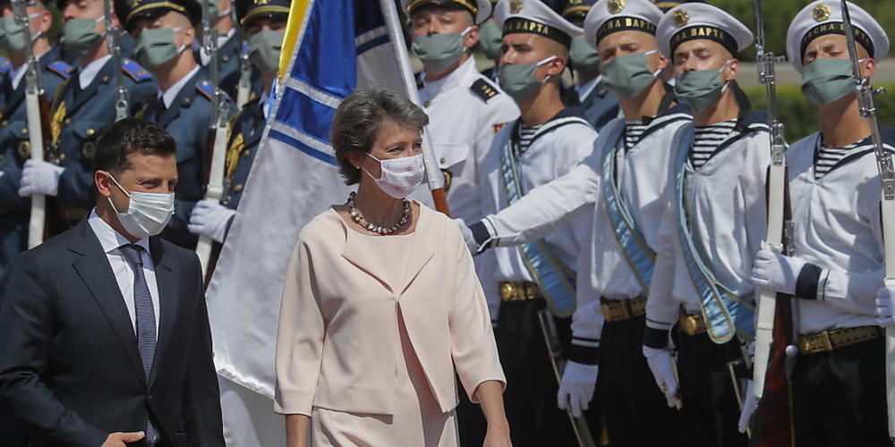 Der ukrainische Präsident Wolodymyr Selenskyj und Bundespräsidentin  Simonetta Sommaruga sind am Dienstag in Kiew im Rahmen des Präsidialbesuchs gemeinsam die Ehrengarde abgeschritten.
