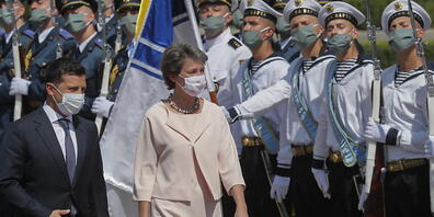 Der ukrainische Präsident Wolodymyr Selenskyj und Bundespräsidentin  Simonetta Sommaruga sind am Dienstag in Kiew im Rahmen des Präsidialbesuchs gemeinsam die Ehrengarde abgeschritten.