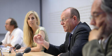 Das Referendumskomitee um den Walliser SVP-Nationalrat Jean-Luc Addor (Zweiter von rechts).