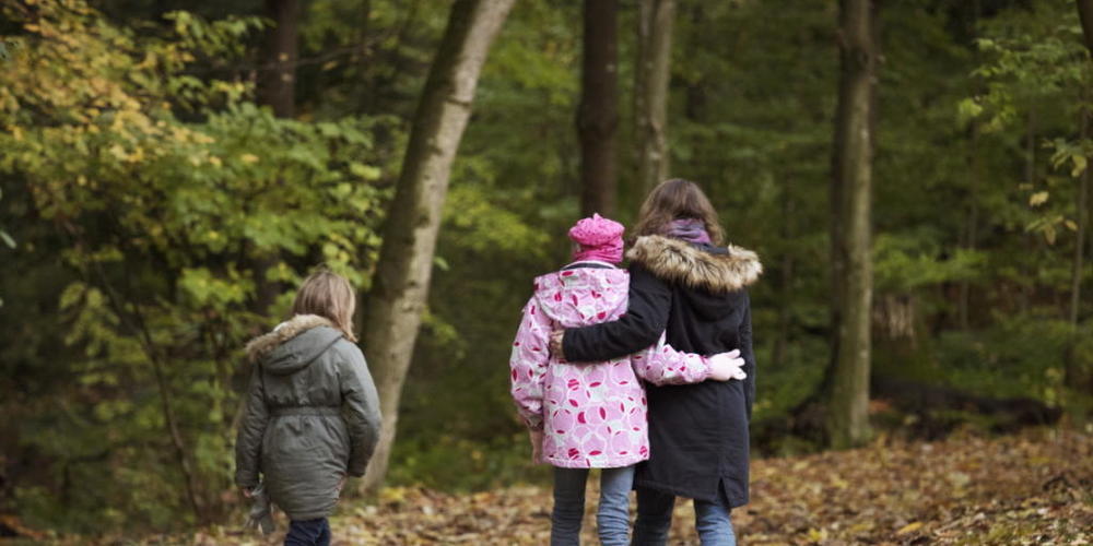 Kinderarmut ist auf den ersten Blick nicht sichtbar, hat aber schwerwiegende Folgen: Kinder müssen auf Hobbys und Freizeitaktivitäten verzichten, werden häufig sozial ausgegrenzt und haben schlechtere Bildungschancen. (Archivbild).