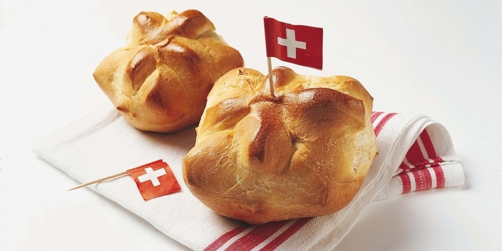 Den «1. August-Weggen» gibt es am Bundesfeiertag in den Filialen der Bäckerei Räber und Bäckerei Wick kostenlos. (Bildquelle: Swissmilk)