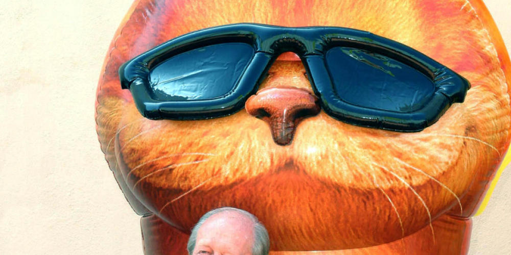 ARCHIV - Jim Davis, US-amerikanischer Cartoonist, steht bei der Weltpremiere von "Garfield: Der Film" vor einer Garfield-Figur. (zu dpa "«Ganze Welt zum Lachen bringen»: Garfield-Erfinder Jim Davis wird 75") Foto: Nina Prommer/Globe Photos/ZUMAPRE...