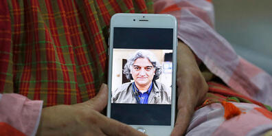 Kaneez Sughra, Ehefrau des verschleppten prominenten pakistanischen Journalisten Matiullah Jan, zeigt Journalisten im Haus eines Verwandten auf einem Smartphone ein Bild ihres Mannes. Der militärkritische Journalist ist nach seiner Verschleppung a...