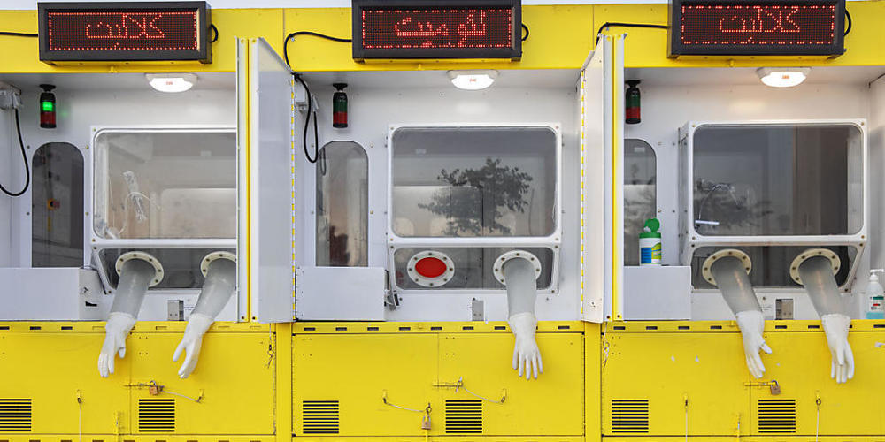 Handschuhe hängen aus Öffnungen einer mobilen Corona-Teststation in Ost-Jerusalem. Die Zahl der täglichen Neuinfektionen mit dem Coronavirus in Israel ist so hoch wie nie zuvor seit Beginn der Pandemie. Foto: Oded Balilty/AP/dpa