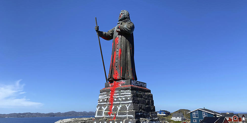 ARCHIV - Die Statue von Hans Egede, Missionar aus Norwegen, wurde mit roter Farbe beschmiert. Egede war ein Missionar dänischer Abstammung, der die Missionsbemühungen in Grönland startete. (zu dpa "Grönländer wollen Statue von dänisch-norwegischem...