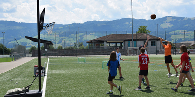Beim Basketball toben sich die ältesten Camp-Teilnehmer aus. (Bild Patrizia Baumgartner)