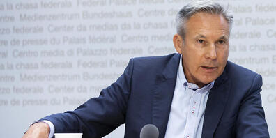 Der frühere Berner SVP-Nationalrat Adrian Amstutz kritisiert vor den Medien die Umsetzung der vor 10 Jahren von Volk und Ständen angenommenen Ausschaffungsinitiative.