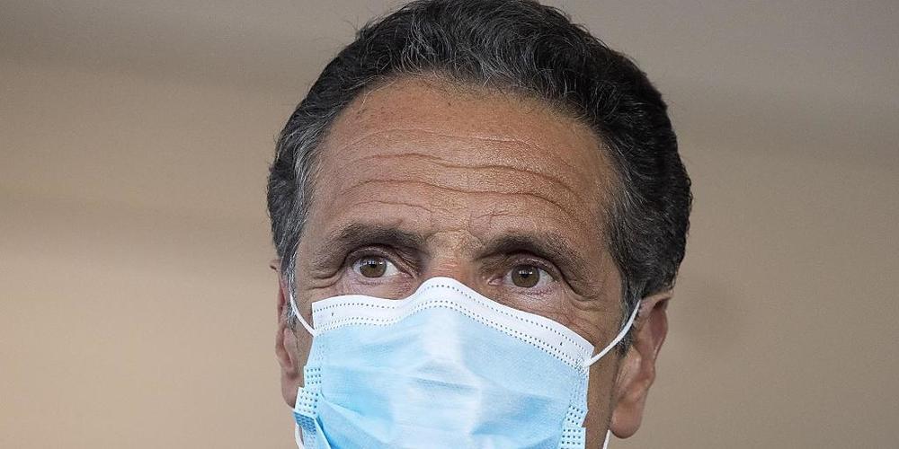 ARCHIV - Andrew Cuomo, Gouverneur von New York, trägt während einer Pressekonferenz im Terminal B des Laguardia-Flughafens einen Mundschutz. (zu dpa "Corona-Pandemie: New Yorks Gouverneur wirbt mit Stars für Masken") Foto: Mark Lennihan/AP/dpa