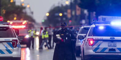 Polizisten untersuchen den Tatort einer Schießerei. Infolge einer Schießerei in Chicago sind nach Angaben der Polizei 14 Menschen mit Verletzungen ins Krankenhaus gekommen. Foto: Tyler Lariviere/Chicago Sun-Times/AP/dpa