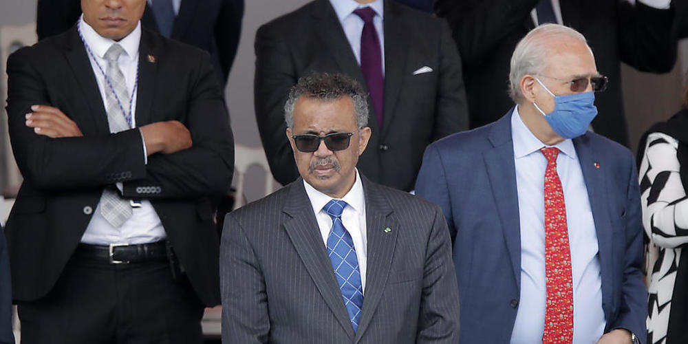Tedros Adhanom Ghebreyesus (M), Generaldirektor der Weltgesundheitsorganisation (WHO), nimmt an einer Militärfeier teil. Die traditionelle Militärparade auf der Prachtstraße Champs-Élysées fällt wegen der Corona-Krise aus. Stattdessen wird es eine...
