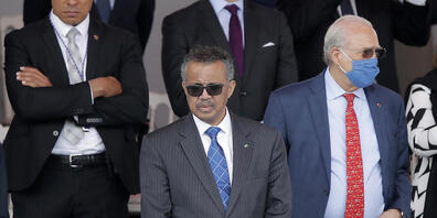 Tedros Adhanom Ghebreyesus (M), Generaldirektor der Weltgesundheitsorganisation (WHO), nimmt an einer Militärfeier teil. Die traditionelle Militärparade auf der Prachtstraße Champs-Élysées fällt wegen der Corona-Krise aus. Stattdessen wird es eine...