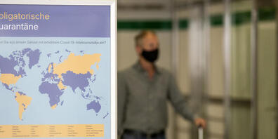 Ab in die  Quarantäne: Ein Plakat im Flughafen Zürich teilt Passagieren aus Risikoländern mit, was  zu tun ist.