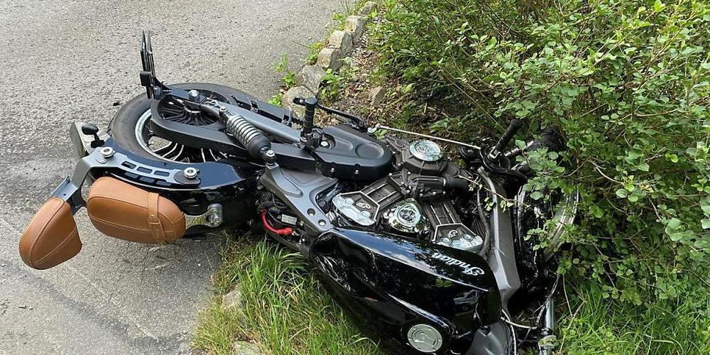 Der 43-jährige Lenker dieses schweren Motorrads erlitt bei der Frontalkollision mit einem Auto in Dottikon AG tödliche Verletzungen.