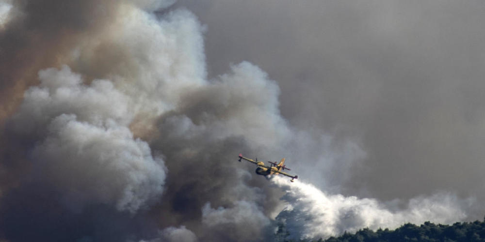 dpatopbilder - Ein Löschflugzeug in der Nähe von Korinth in Griechenland. Foto: Petros Giannakouris/AP/dpa