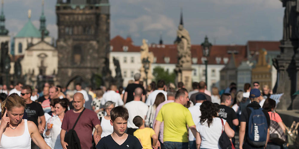 Menschen spazieren während des Festivals des Straßentheaters Teatrotoc an der Prager Karlsbrücke. Foto: Tomas Tkacik/SOPA Images via ZUMA Wire/dpa