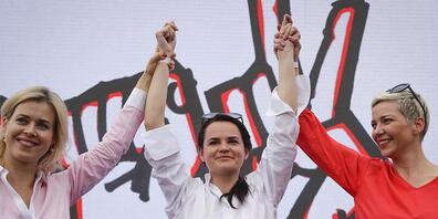 Maria Kolesnikowa, Swetlana Tichanowskaja und Veronika Zepkalo stehen bei einem Wahlkampfauftritt in der belarussischen Hauptstadt Minsk zur Unterstützung von Tichanowskaja. Foto: Sergei Grits/AP/dpa