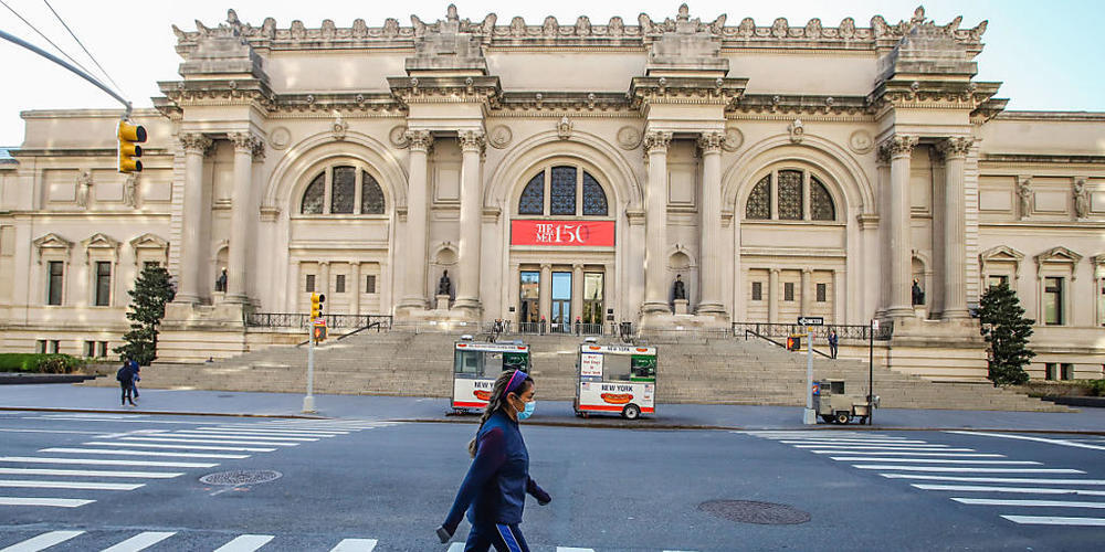 ARCHIV - Eine Frau mit Mundschutz geht vor dem Metropolitan Museum of Art in New York über die Straße. Foto: Vanessa Carvalho/ZUMA Wire/dpa