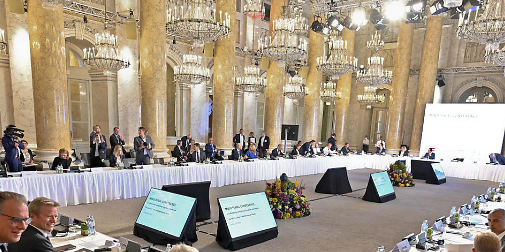 Konferenzteilnehmer sitzen bei der «Ministerkonferenz zur Bekämpfung illegaler Migration an den östlichen Mittelmeerrouten» in österreichs Hauptstadt Wien. Foto: Herbert Neubauer/APA/dpa