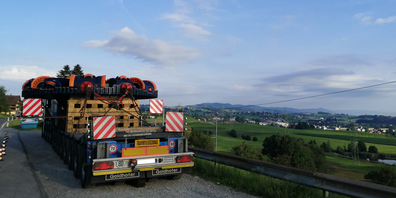Dieser Lastwagen mit Tunnelbohrkopf parkierte am Donnerstag unter Tags an der Kantonsstrasse bei Schindellegi. (Bild Patrizia Baumgartner)