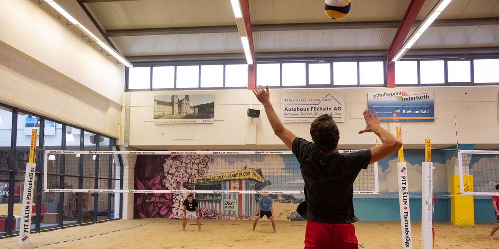 In der Beachvolleyballhalle in Einsiedeln sind heute vor allem Amateure am Werk – man wäre jedoch auch offen für die Schweizer Nationalteams.