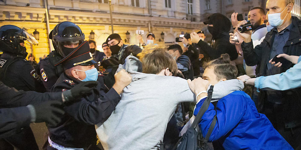 Polizeibeamte stoßen mit Demonstranten fest zusammen. Hunderte Menschen haben auf dem zentralen Puschkin-Platz gegen die umstrittenen Verfassungsänderungen protestiert, die vor rund zwei Wochen in Kraft getreten sind. Das neue Grundgesetz erweiter...
