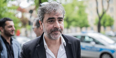 ARCHIV - Deniz Yücel, Journalist der «Welt», geht zum Amtsgericht Tiergarten zu einer Vernehmung nach einer Rechtshilfeanfrage des 32. Schwurgerichts in Istanbul in der Türkei. (zu dpa "Urteil gegen «Welt»-Reporter Deniz Yücel in der Türkei erwart...