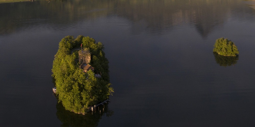 Das neue Kantonsbuch ist bewusst als Bildband konzipiert. Hier die Insel Schwanau im Lauerzersee. (Bild: Stefan Zürrer) 