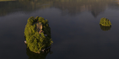 Das neue Kantonsbuch ist bewusst als Bildband konzipiert. Hier die Insel Schwanau im Lauerzersee. (Bild: Stefan Zürrer) 