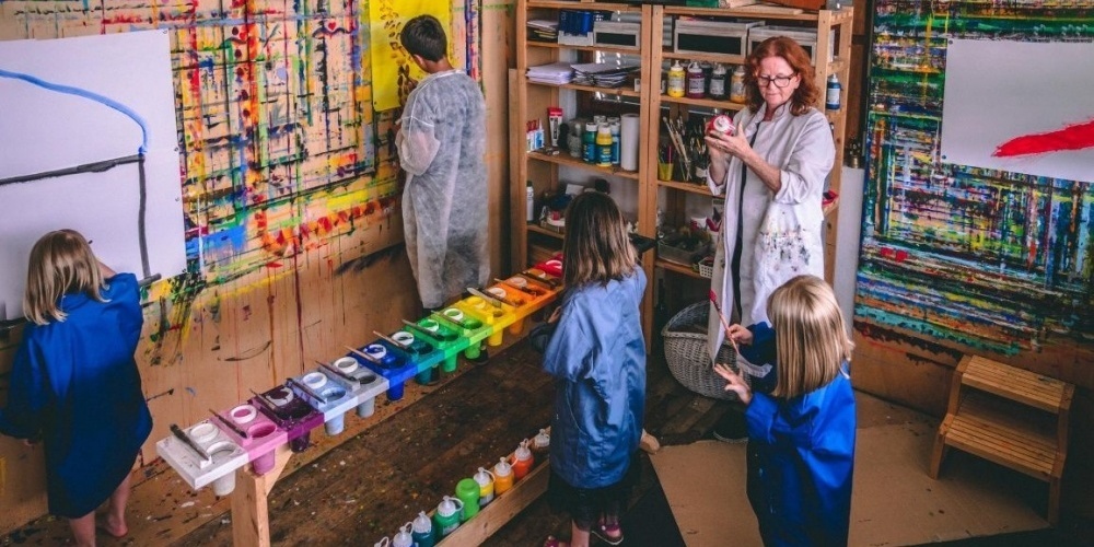 Kleine Künstler malen frei  auf grossem Format.