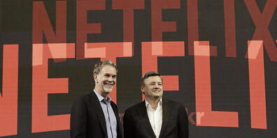 Netflix' Konzernchef Reed Hastings (links) und Ted Sarandos, der bei Netflix für die Inhalte verantwortlich ist, spüren ein nachlassendes Kundeninteresse nach den Lockerungen der Corona-Massnahmen. Die Bevölkerung ist weniger daheim und wieder meh...