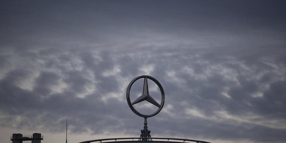 Dunkle Wolken über dem Daimler-Konzern. Im zweiten Quartal 2020 hat das Unternehmen mit Sitz in Stuttgart einen Verlust in Milliardenhöhe eingefahren. (Archivbild)