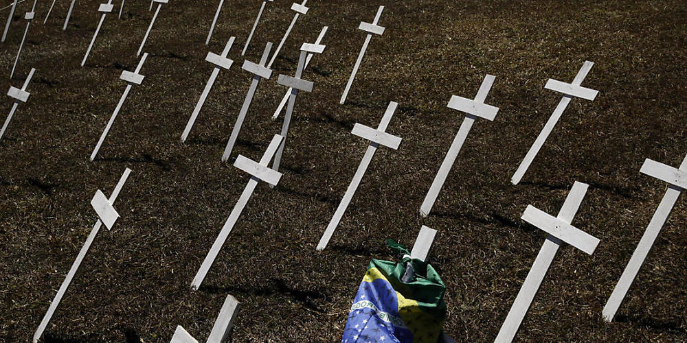 In Brasilien nimmt die Zahl der Personen, die an der Lungenkrankheit Covid-19 gestorben sind, weiter rasant zu. Staatspräsident Jair Bolsonaro ist ebenfalls positiv auf das Virus getestet worden.(Archivbild)