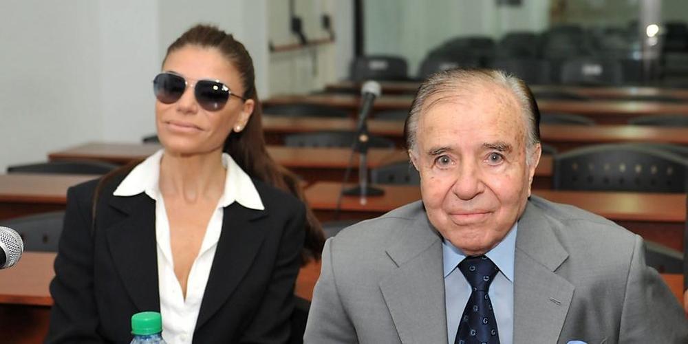 Der 90-jährige frühere argentinische Präsident Carlos Menem, auf dem Bild zusammen mit seiner Tochter Zulema, will den Gang vor den Traualtar nochmals wagen. (Archivbild)