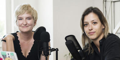 Die Slam-Poetin Lisa Christ (links) und die freie Journalistin Miriam Suter (rechts) produzieren ihren feministischen Podcast  "Faust und Kupfer" in vertrautem Umfeld. Einen hohen journalistischen Anspruch und Transparenz gegenüber ihren Zuhörerin...
