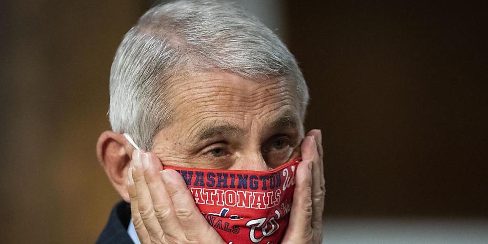 ARCHIV - Anthony Fauci, Direktor des Nationalen Instituts für Infektionskrankheiten, korrigiert beim Eintreffen zu einer Anhörung des US-Senatsauschusses für Gesundheit, Bildung, Arbeit und Renten im Capitol Hill den Sitz seines Mundschutzes. Foto...