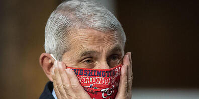 ARCHIV - Anthony Fauci, Direktor des Nationalen Instituts für Infektionskrankheiten, korrigiert beim Eintreffen zu einer Anhörung des US-Senatsauschusses für Gesundheit, Bildung, Arbeit und Renten im Capitol Hill den Sitz seines Mundschutzes. Foto...