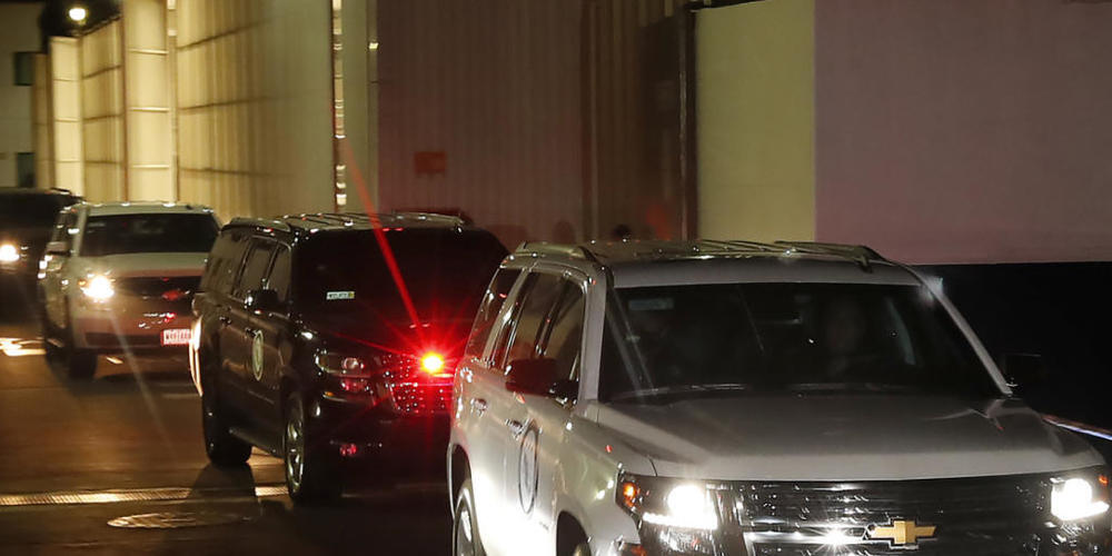Ein Geländewagen führt eine Karawane mit Emilio Lozoya, Ex-Chef des staatlichen mexikanischen Ölkonzerns Pemex, an, die vom internationalen Flughafen Benito Suarez in Mexiko-Stadt abfährt. Foto: Marco Ugarte/AP/dpa