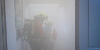 Die Feuerwehr Burgdorf in einem früheren Einsatz. In der Nacht auf Montag musste sie an den Uferweg ausrücken. (Archivbild)