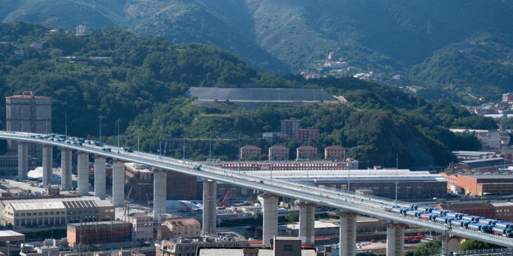 Eine Woche vor der feierlichen Eröffnung der neuen Autobahnbrücke in der italienischen Hafenstadt Genua hat das renommierte Orchester der Akademie Nazionale di Santa Cecilia am Fuss des Bauwerks ein Konzert gegeben.