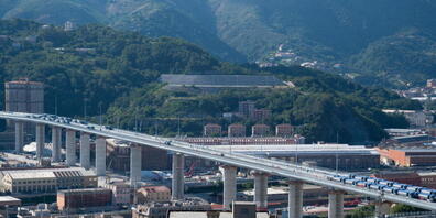 Eine Woche vor der feierlichen Eröffnung der neuen Autobahnbrücke in der italienischen Hafenstadt Genua hat das renommierte Orchester der Akademie Nazionale di Santa Cecilia am Fuss des Bauwerks ein Konzert gegeben.