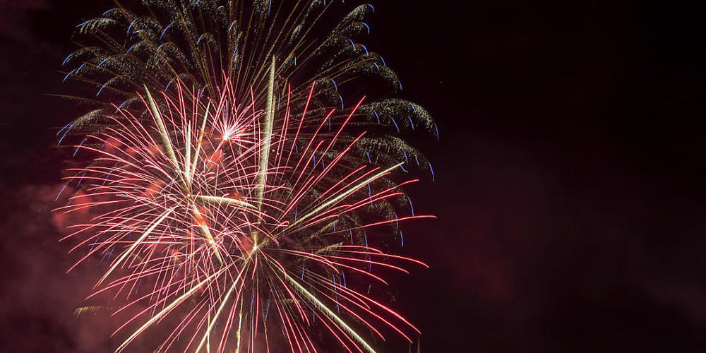 Schön, aber eine Umweltbelastung und brandgefährlich: 1. August-Feuerwerk in Basel 2019. (Archivbild)