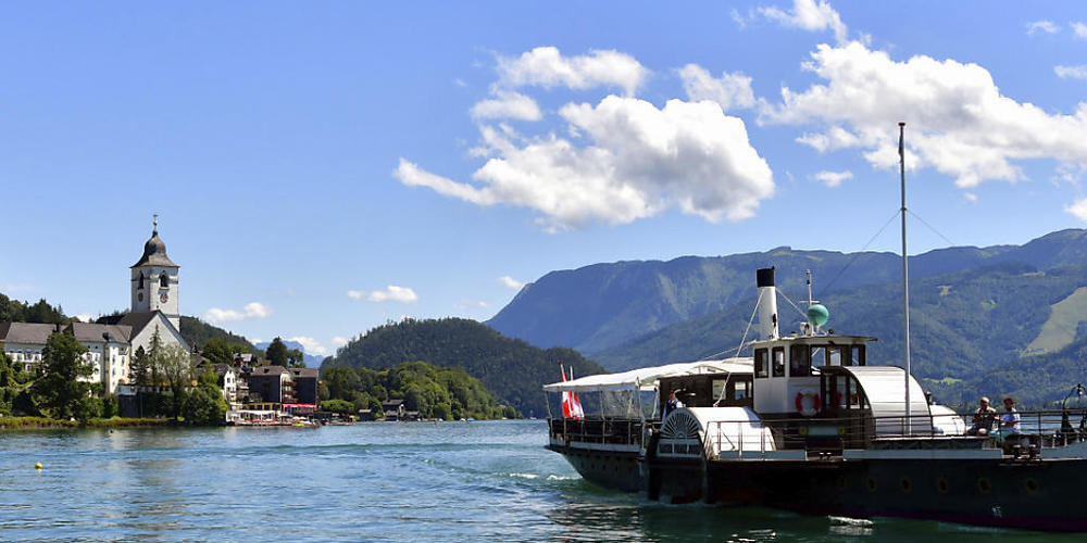 Ein Boot fährt über den Wolfgangsee. Foto: Kerstin Joensson/AP/dpa