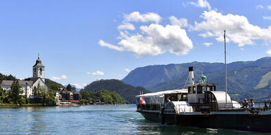 Ein Boot fährt über den Wolfgangsee. Foto: Kerstin Joensson/AP/dpa