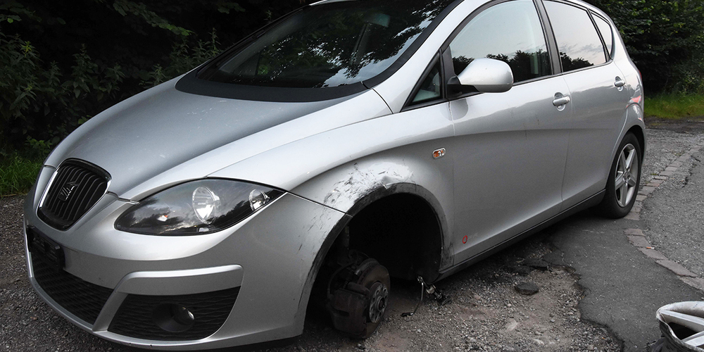 Auch ein platter Reifen konnte den Geisterfahrer nicht aufhalten, er fuhr noch mehrere Kilometer auf der Felge weiter. (Bild: kaposg)