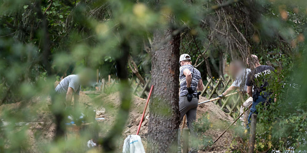 Im Fall der verschwundenen Maddie McCann setzt die Polizei die Durchsuchung einer Kleingarten-Parzelle in Hannover fort. Foto: Peter Steffen/dpa - ACHTUNG: Personen wurden aus rechtlichen Gründen gepixelt